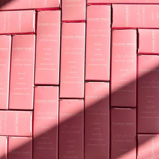 Krása v každém detailu - uvnitř i navenek. 😍 Naše pleťová séra Age Away v elegantním balení jsou radostí pro pleť i pro...